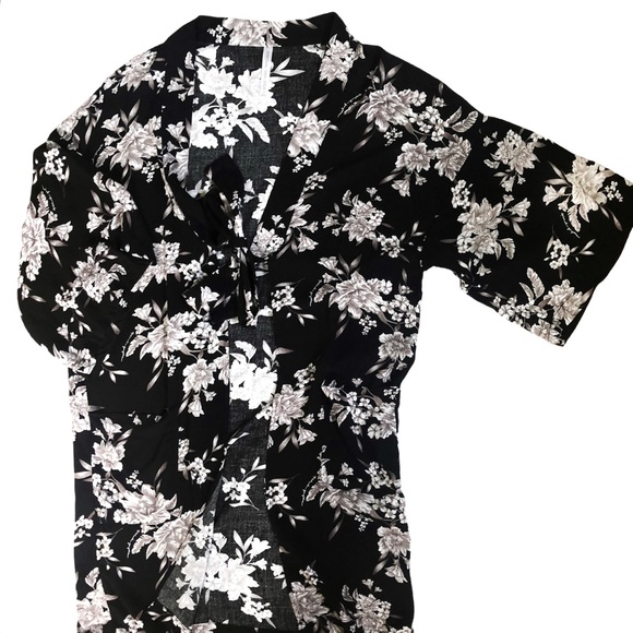 SPIRITUAL GANGSTER Maya Floral Kimono Wrap - Picture 8 of 11